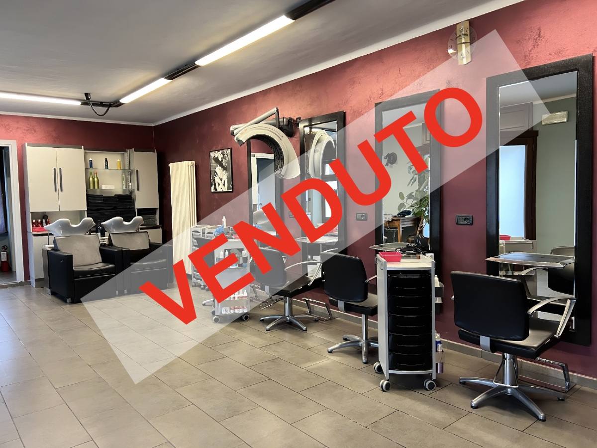 LOCALE COMMERCIALE RISTRUTTURATO LOCALE COMMERCIALE RISTRUTTURATO